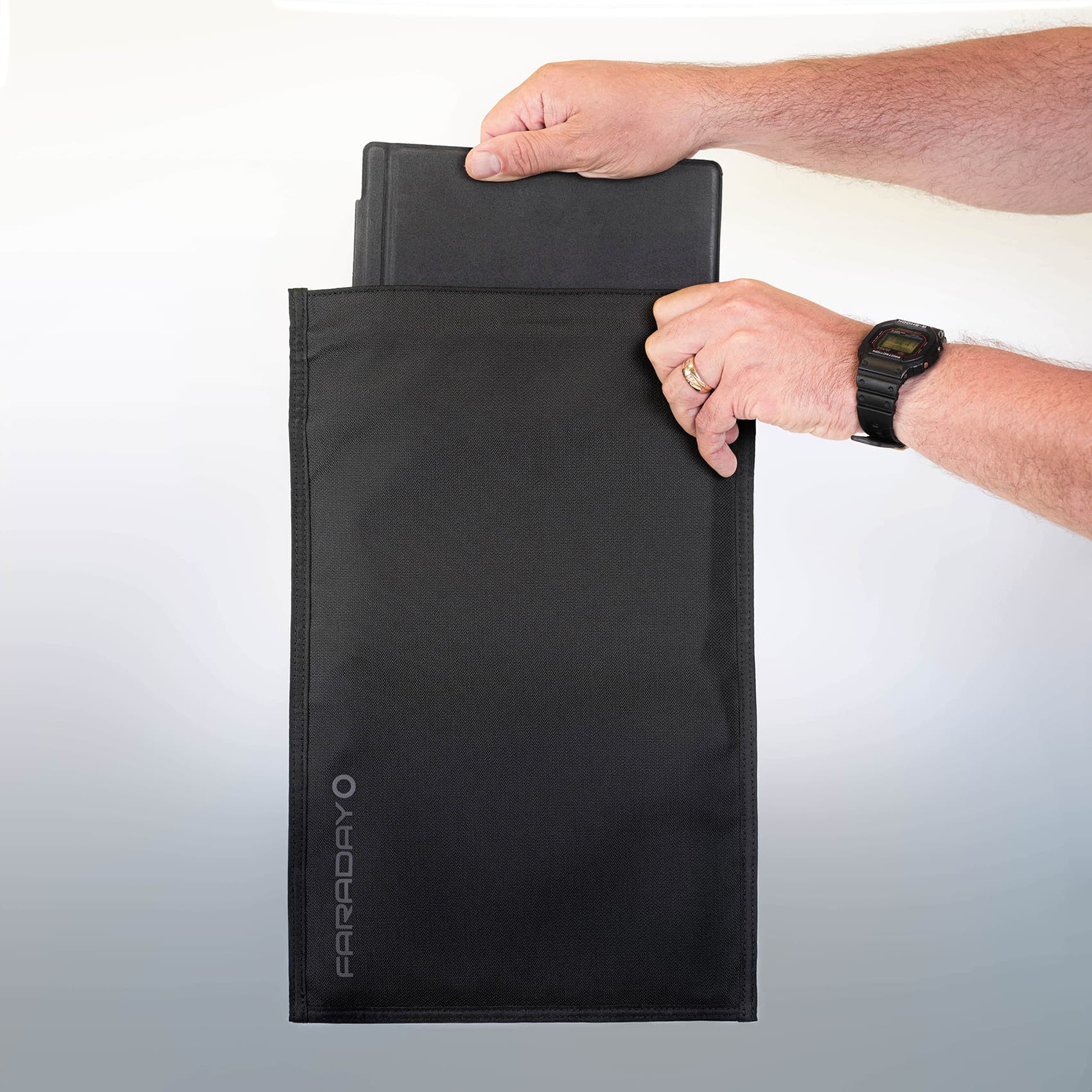 JACKET Pro Faraday CORDURA® Laptop Bag – Magnetic Closure (9.5″ x 13″) - View 1
